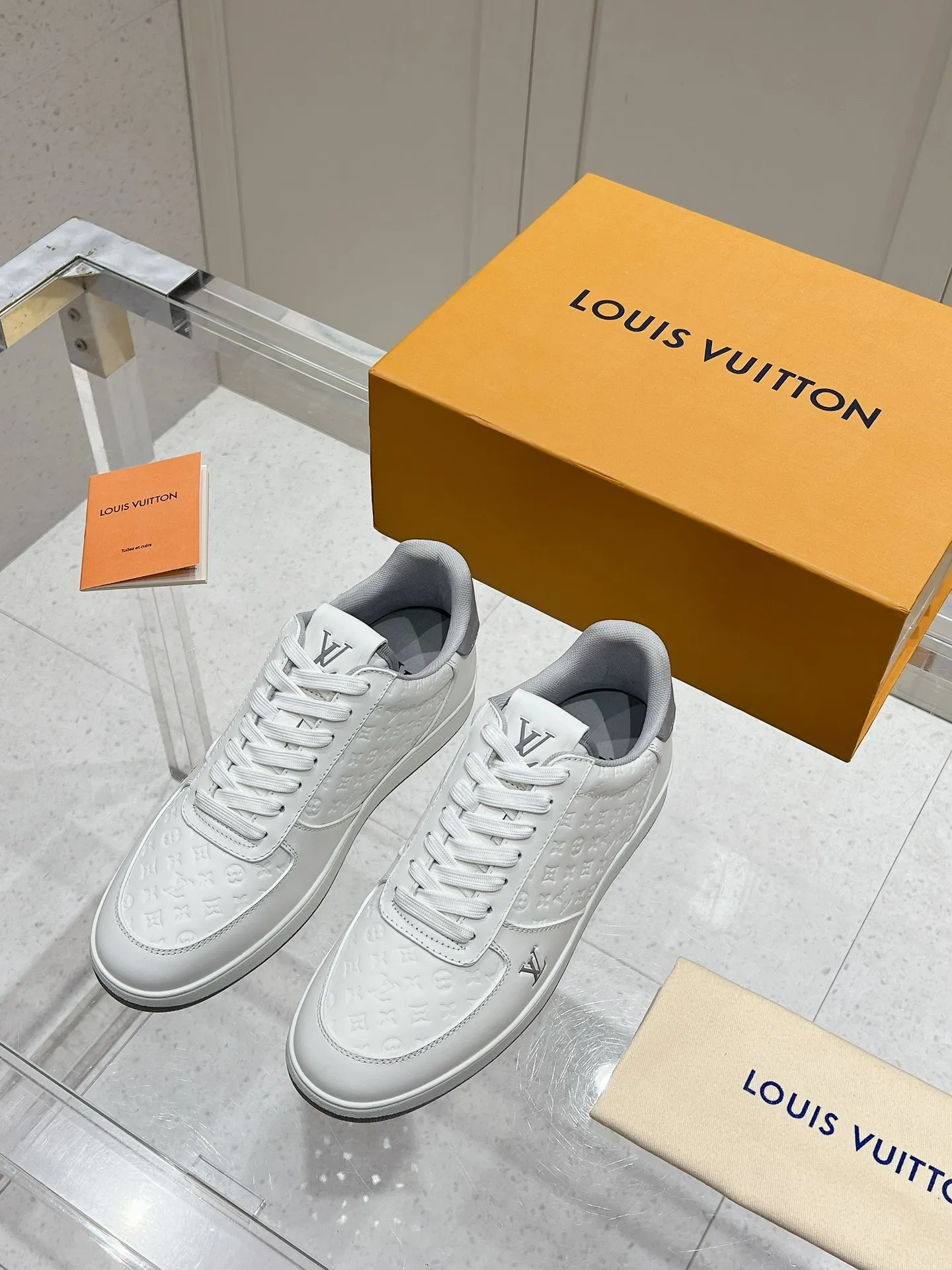 👟👟Ex-factory price 680👟👟 LV new style casual white shoes for men, simple and fashionable, light and comfortable, size: 39-44 (order 45)